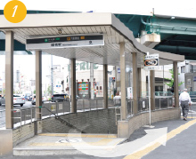 地下鉄「緑橋駅」5番出口を出る